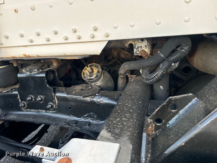 image for item EG0983 2000 Freightliner  FLD semi truck