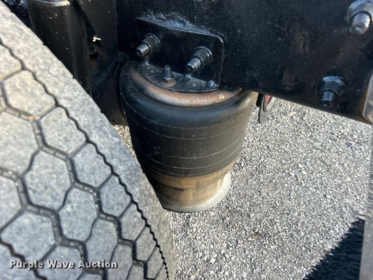 image for item EG0983 2000 Freightliner  FLD semi truck