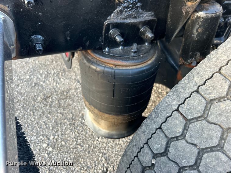 image for item EG0983 2000 Freightliner  FLD semi truck