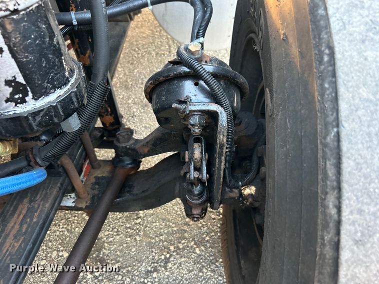 image for item EG0983 2000 Freightliner  FLD semi truck