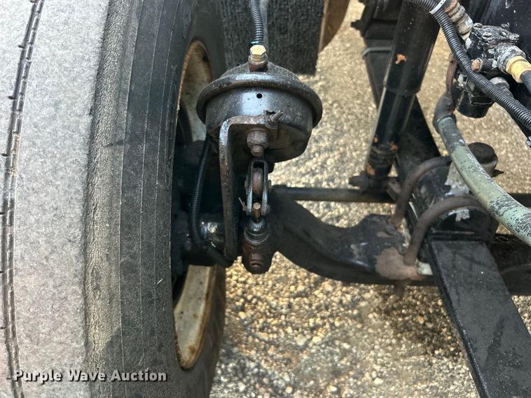 image for item EG0983 2000 Freightliner  FLD semi truck