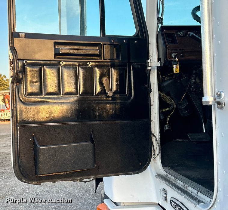 image for item EG0983 2000 Freightliner  FLD semi truck