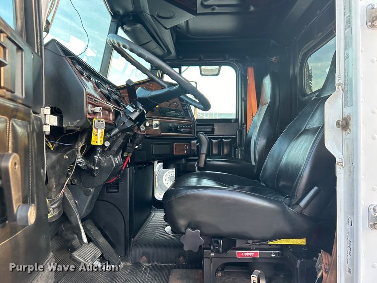 image for item EG0983 2000 Freightliner  FLD semi truck