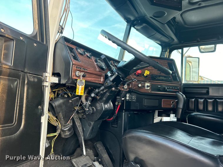 image for item EG0983 2000 Freightliner  FLD semi truck