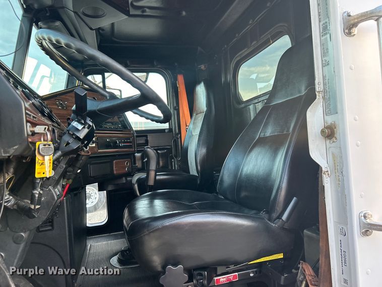 image for item EG0983 2000 Freightliner  FLD semi truck