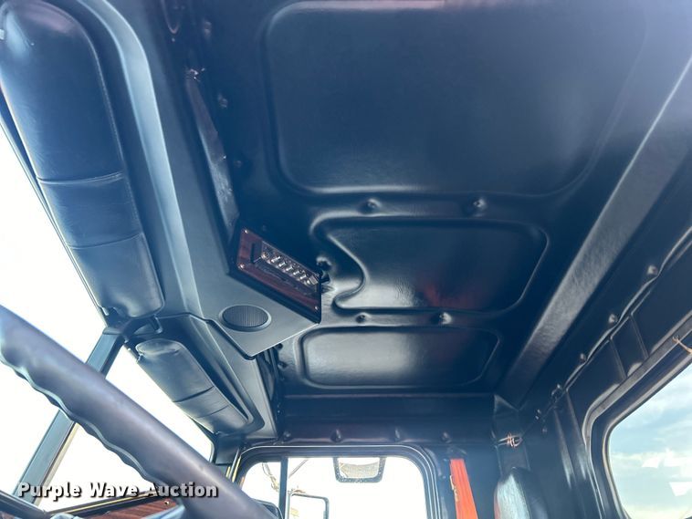 image for item EG0983 2000 Freightliner  FLD semi truck