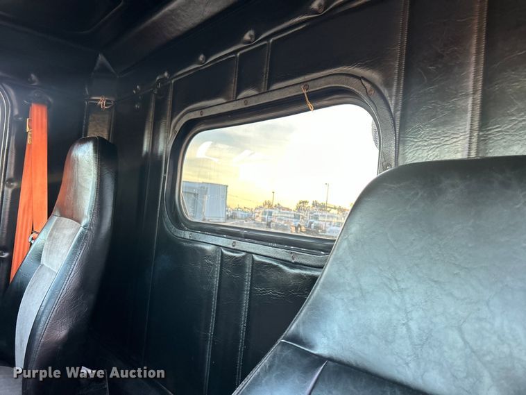 image for item EG0983 2000 Freightliner  FLD semi truck