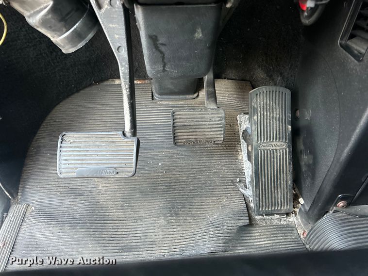 image for item EG0983 2000 Freightliner  FLD semi truck