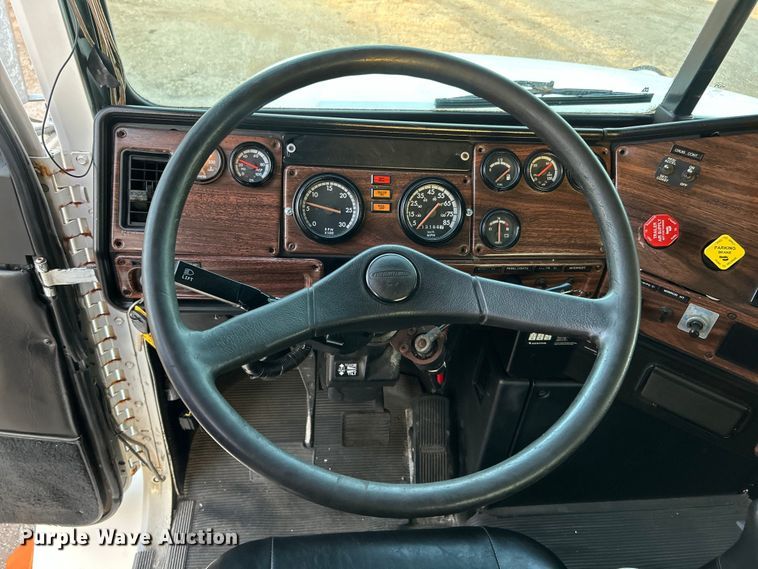 image for item EG0983 2000 Freightliner  FLD semi truck