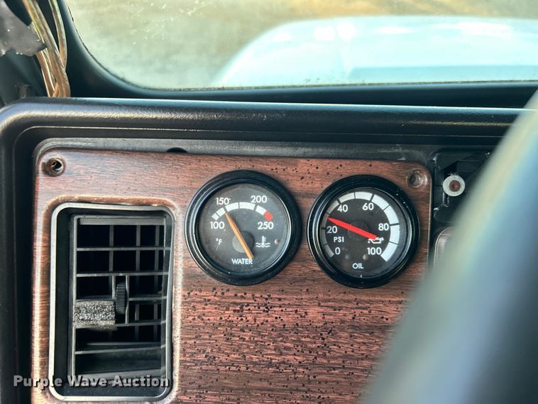 image for item EG0983 2000 Freightliner  FLD semi truck