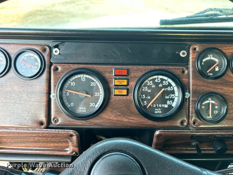 image for item EG0983 2000 Freightliner  FLD semi truck