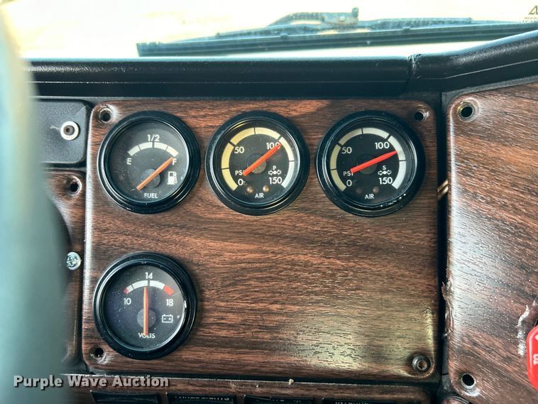 image for item EG0983 2000 Freightliner  FLD semi truck