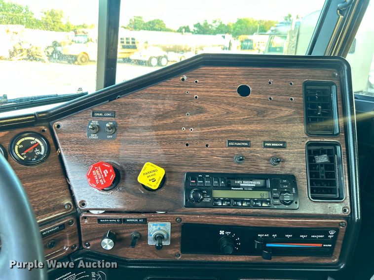 image for item EG0983 2000 Freightliner  FLD semi truck