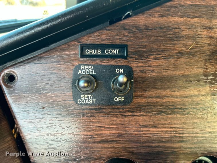 image for item EG0983 2000 Freightliner  FLD semi truck