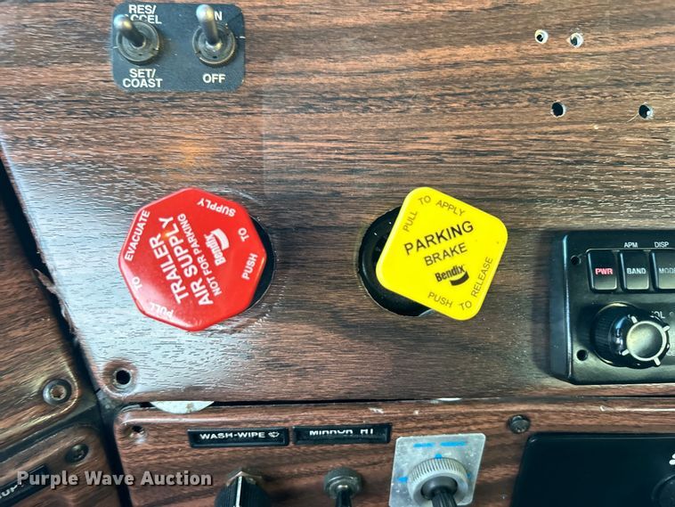 image for item EG0983 2000 Freightliner  FLD semi truck