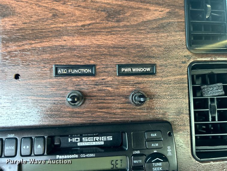 image for item EG0983 2000 Freightliner  FLD semi truck