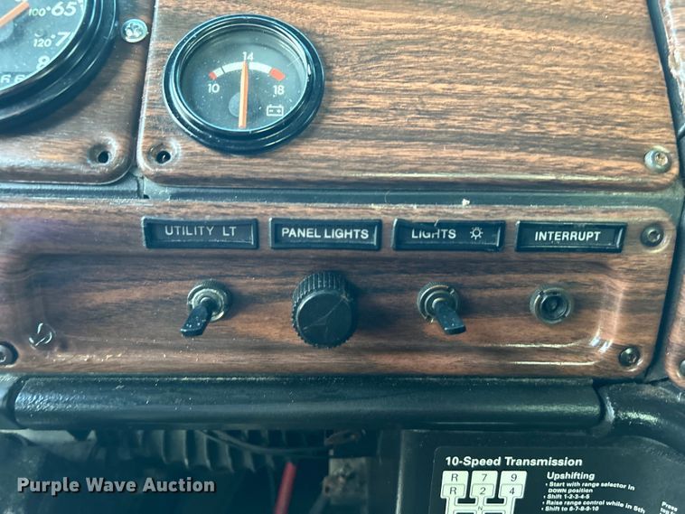 image for item EG0983 2000 Freightliner  FLD semi truck