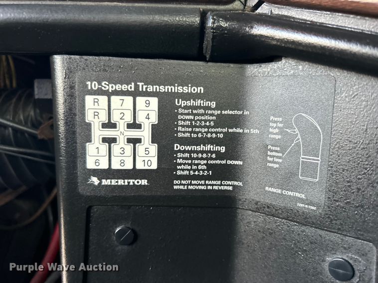 image for item EG0983 2000 Freightliner  FLD semi truck