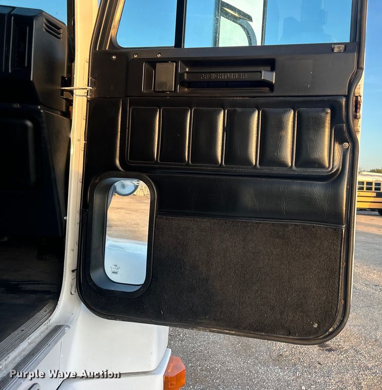 image for item EG0983 2000 Freightliner  FLD semi truck