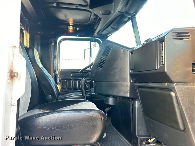 image for item EG0983 2000 Freightliner  FLD semi truck