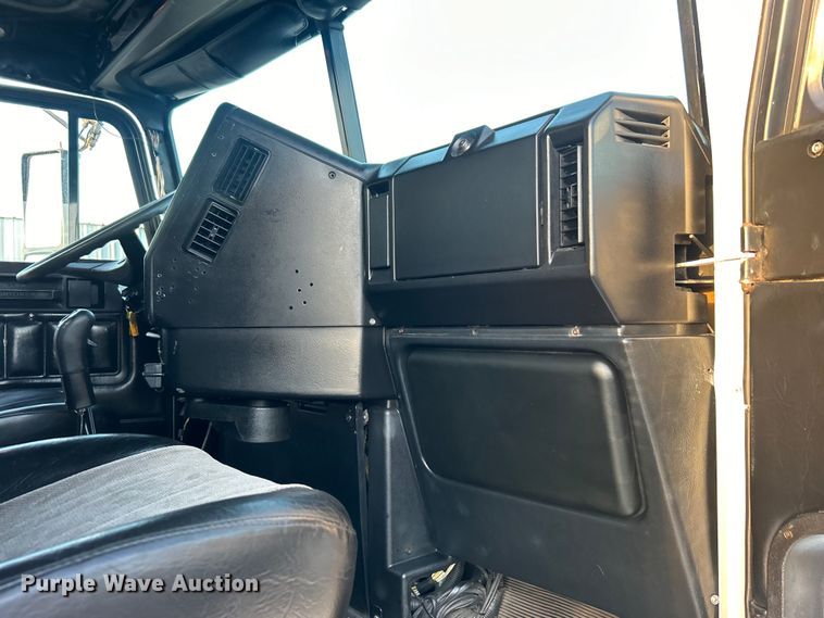 image for item EG0983 2000 Freightliner  FLD semi truck