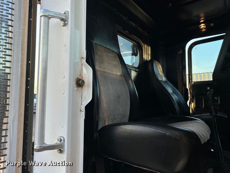 image for item EG0983 2000 Freightliner  FLD semi truck