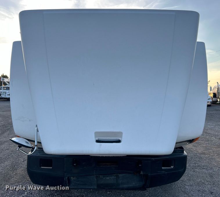 image for item EG0983 2000 Freightliner  FLD semi truck