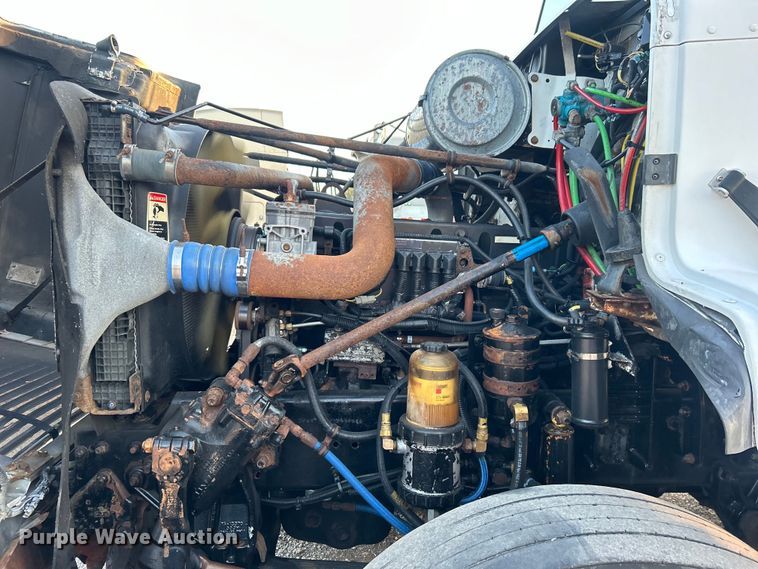 image for item EG0983 2000 Freightliner  FLD semi truck