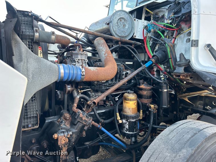 image for item EG0983 2000 Freightliner  FLD semi truck