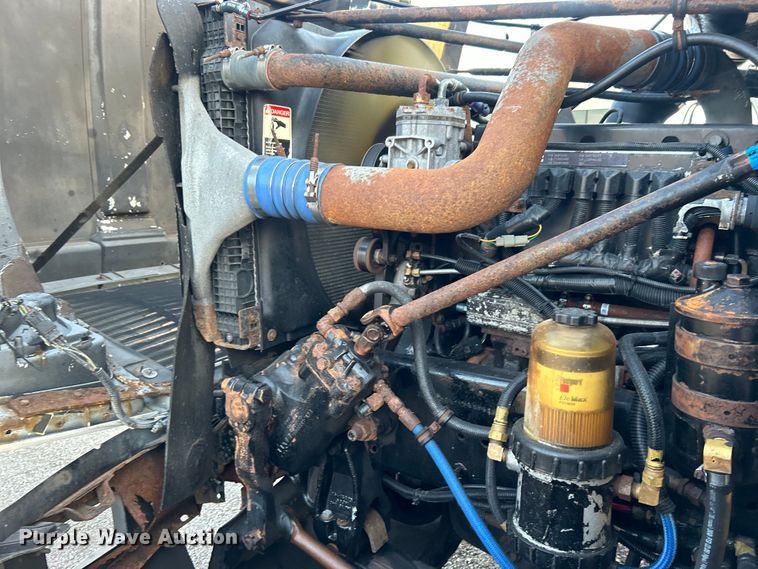 image for item EG0983 2000 Freightliner  FLD semi truck