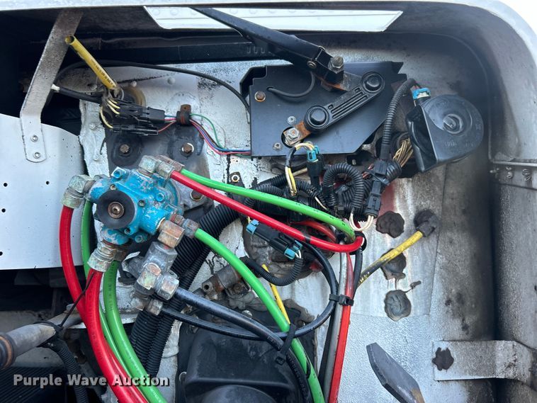 image for item EG0983 2000 Freightliner  FLD semi truck