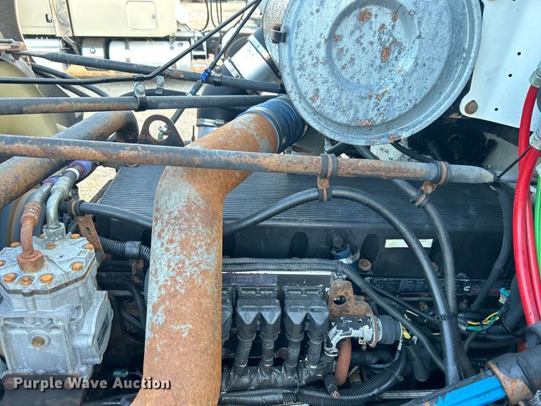 image for item EG0983 2000 Freightliner  FLD semi truck