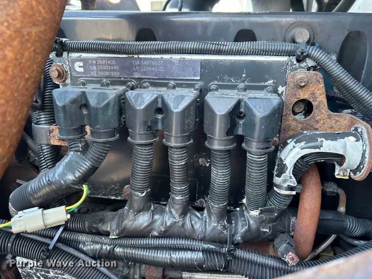 image for item EG0983 2000 Freightliner  FLD semi truck