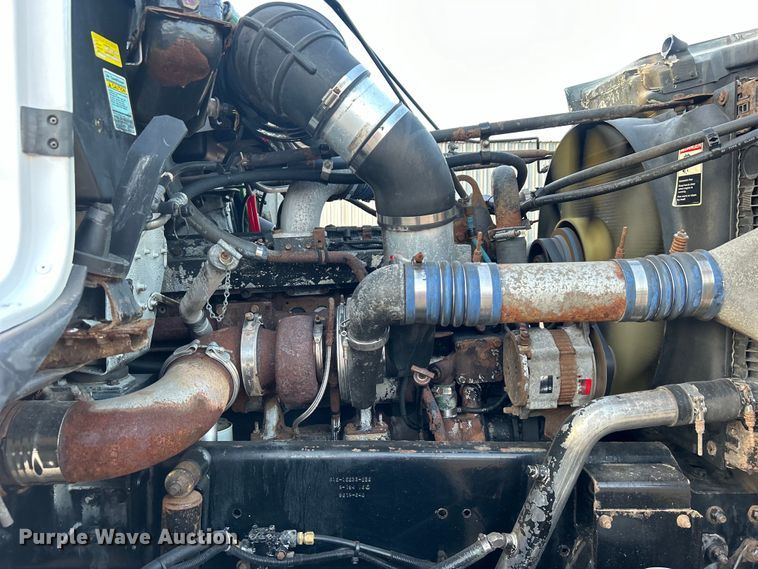 image for item EG0983 2000 Freightliner  FLD semi truck