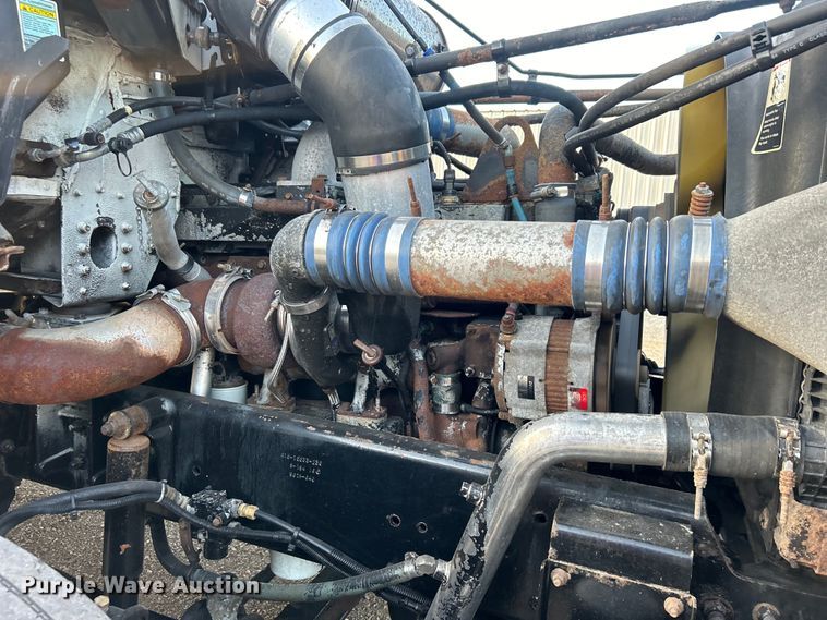 image for item EG0983 2000 Freightliner  FLD semi truck