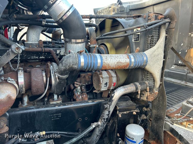 image for item EG0983 2000 Freightliner  FLD semi truck