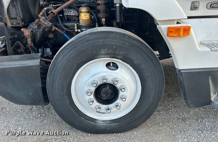 image for item EG0983 2000 Freightliner  FLD semi truck