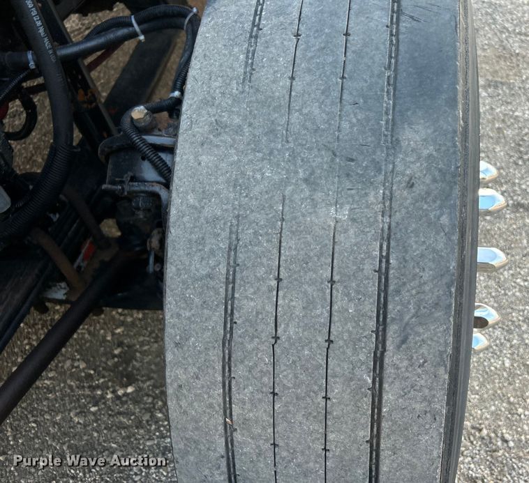 image for item EG0983 2000 Freightliner  FLD semi truck