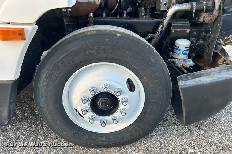 image for item EG0983 2000 Freightliner  FLD semi truck