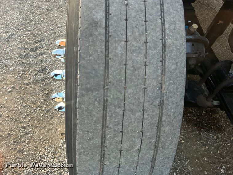 image for item EG0983 2000 Freightliner  FLD semi truck