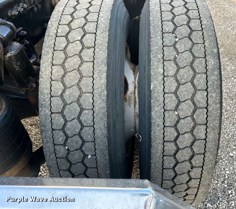 image for item EG0983 2000 Freightliner  FLD semi truck