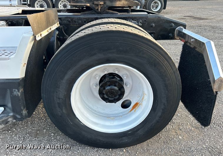 image for item EG0983 2000 Freightliner  FLD semi truck