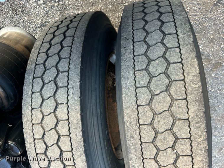 image for item EG0983 2000 Freightliner  FLD semi truck