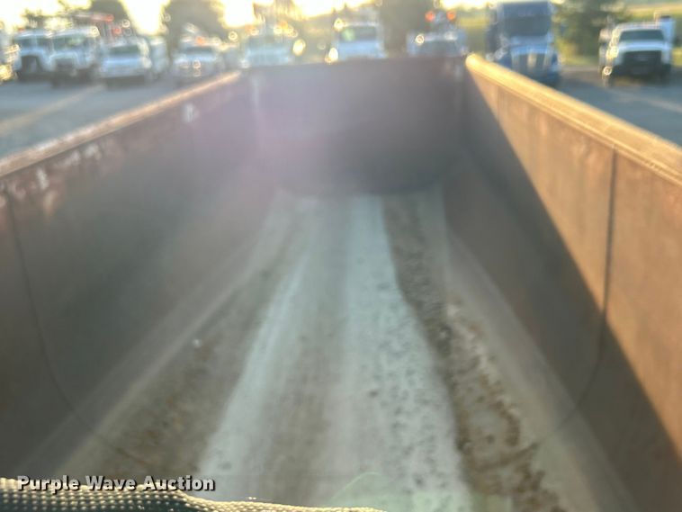 image for item EG0984 1995 Hibilt end dump trailer