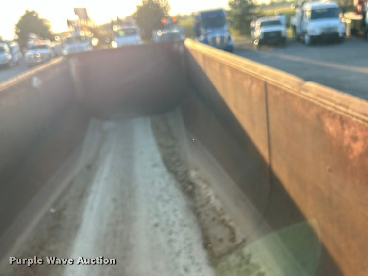 image for item EG0984 1995 Hibilt end dump trailer