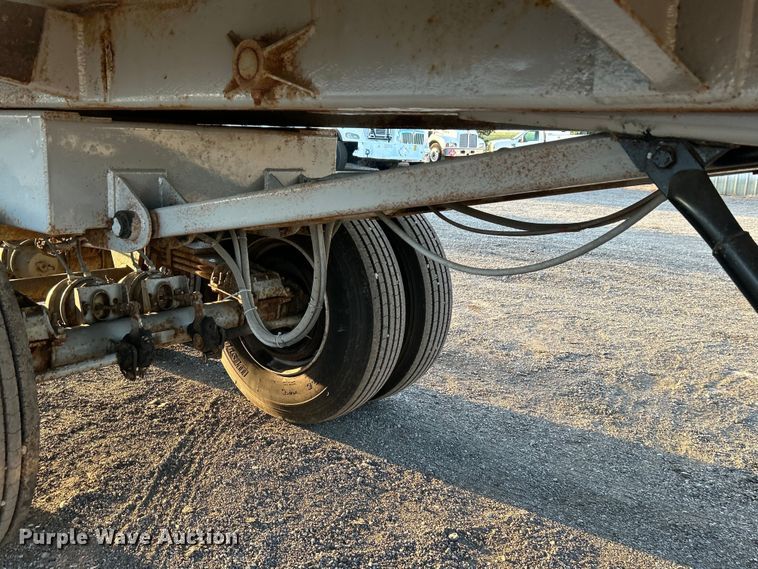 image for item EG0984 1995 Hibilt end dump trailer