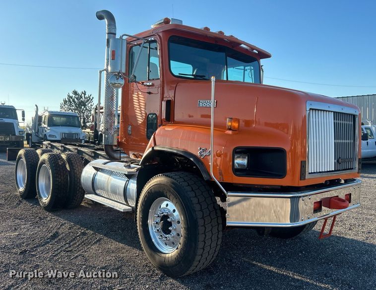 image for item EG1016 1996 International  Paystar 5000 truck cab and chassis