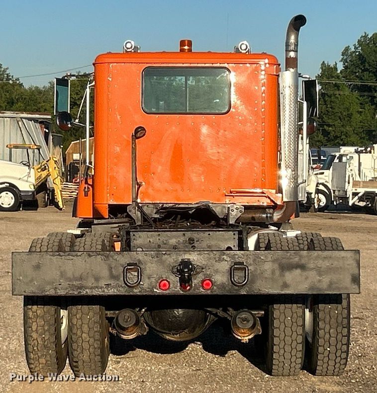 image for item EG1016 1996 International  Paystar 5000 truck cab and chassis