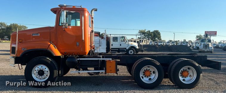 image for item EG1016 1996 International  Paystar 5000 truck cab and chassis