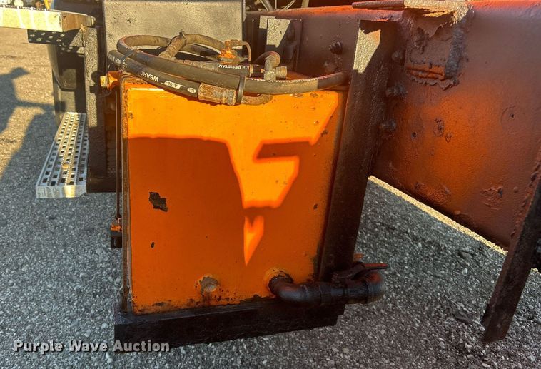 image for item EG1016 1996 International  Paystar 5000 truck cab and chassis